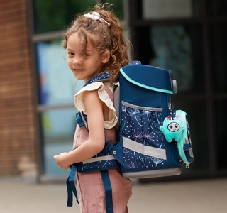 Kind mit einem Schulranzen auf dem Rücken