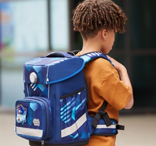 Kind mit einem Schulranzen auf dem Rücken